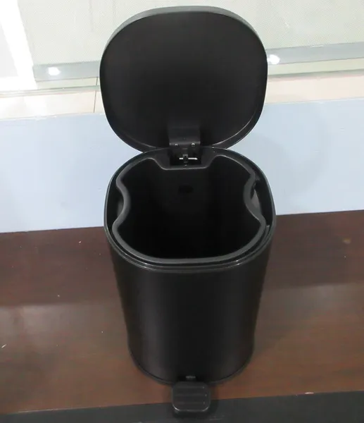 Відро для сміття з плавним закриттям овальне Zerix Prime-TC0105 Black 5л колір чорний (ZX5902)